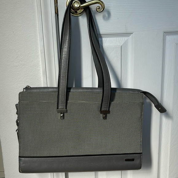 🎀Tumi Voyager Business Tote - Picture 1 of 16